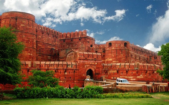 Delhi – Agra (205 Kms & 4 Hrs)