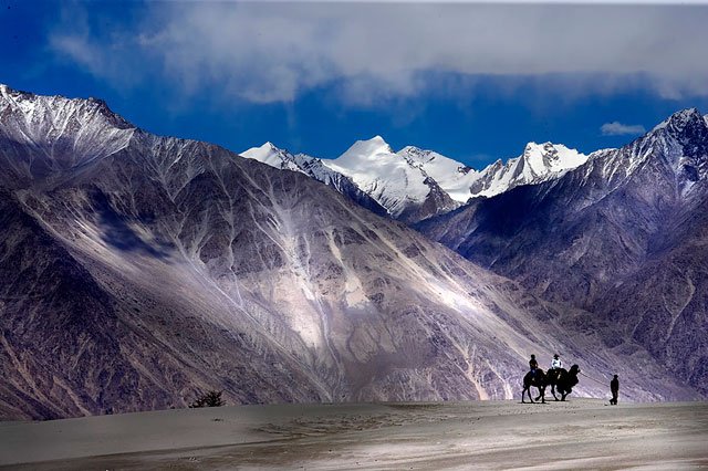 Leh – Hundar (3152) – Turtuk valley via Khardong la (5570m) (144 Kms & 4 Hrs)